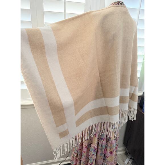 WALTER BAKER Verushka Reversible Poncho Camel/Ivory - Picture 2 of 11